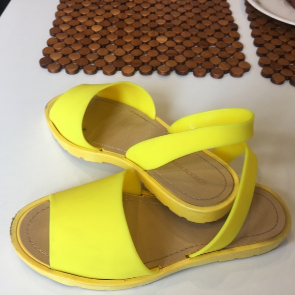Very cute yellow slip-on sandals! - Picture 3 of 3